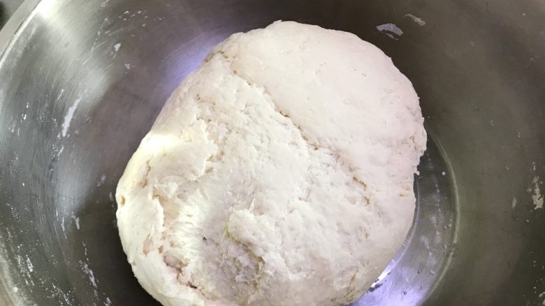 龙利鱼韭菜水饺,揉成粗糙的面团,放五分钟