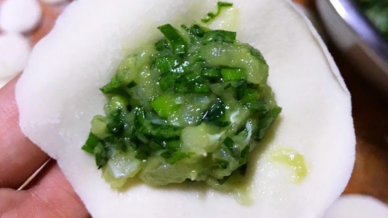 龙利鱼韭菜水饺,放上馅料