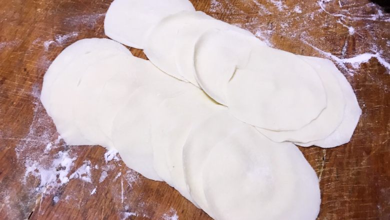 龙利鱼韭菜水饺,用擀面杖擀成饺子皮