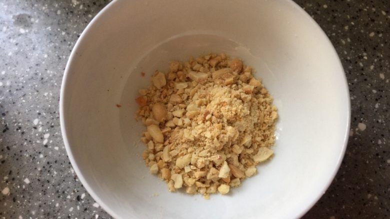 冰粉儿,花生放入食品袋,擀碎。