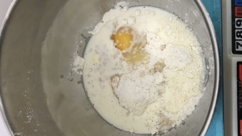 全麦核桃软欧,1把所有食材放入厨师机桶里,除黄油之外。