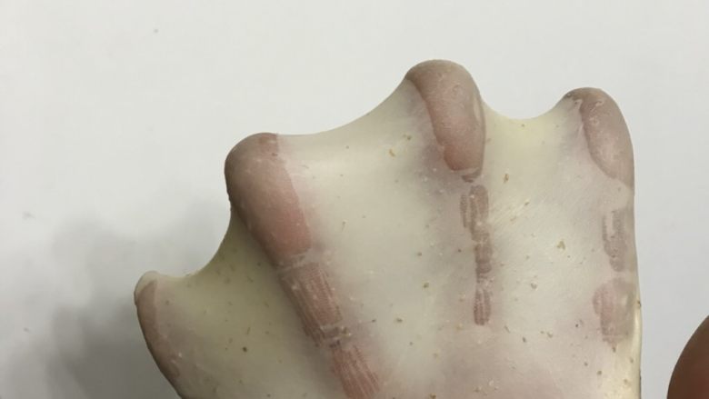 全麦核桃软欧,3用厨师机二档把黄油揉进面团后,转六档中高速揉至完全扩展阶段,也可以接近扩展阶段,出较薄的手套膜。
