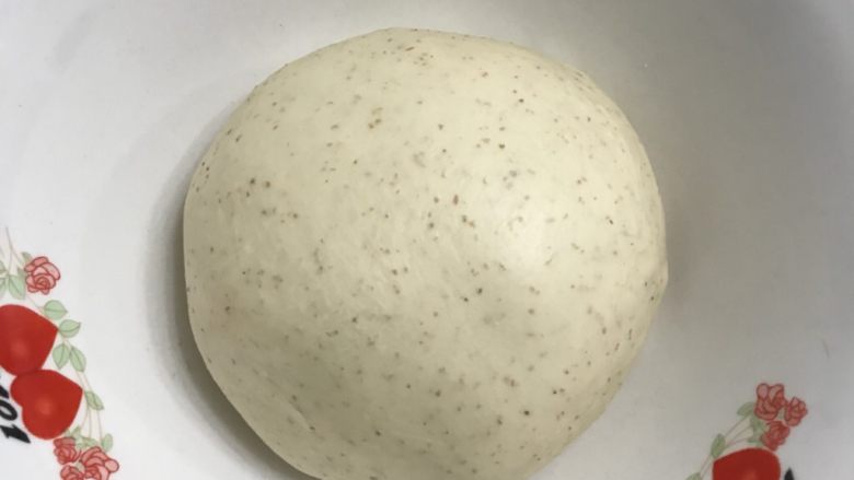 全麦核桃软欧,4拿出来把面团揉圆放入大碗里,盖上保鲜膜,送进发酵箱温度调节在27度,进行一发。