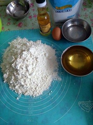 炉果-童年的味道,先把所有的材料都准备好,把臭粉放入50克水中进行溶解。