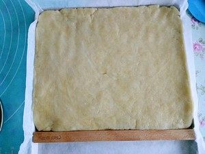 炉果-童年的味道,擀成1厘米左右厚度的面饼。(厚度随意。