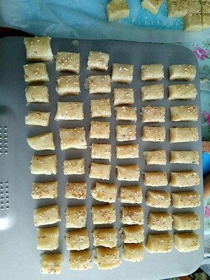 炉果-童年的味道,把炉果块放入烤盘上面入烤箱烤制190度23分钟左右,时间温度是个参考。