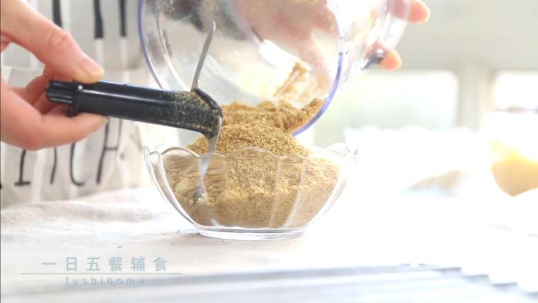 鸡米花,打碎的面包碎也就是面包糠。一次用不完的话,密封保存起来下次一样可以用。