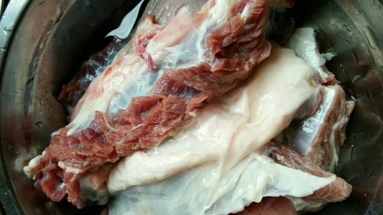 秘密番茄牛肉,<a style='color:red;display:inline-block;' href='/shicai/ 216'>牛肉</a>洗净,切块,不要太小,也没必要有规则。