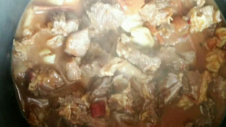 秘密番茄牛肉,少拍了一个炒番茄的关键步骤,一并说明:烧油,下牛肉和番茄、姜蒜一块炒,直到番茄变成模糊的状,盐可多放。加水熬开一次。