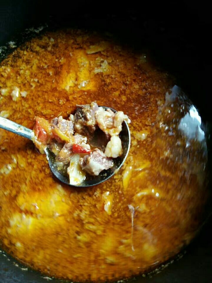 秘密番茄牛肉,把牛肉和汤倒进电饭煲或高压锅,加辣椒,至牛肉炖烂。