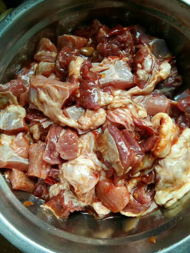 秘密番茄牛肉,牛肉放盐、少许酱油,香油,豆瓣酱,五香粉,味精,鸡精等调料腌制。