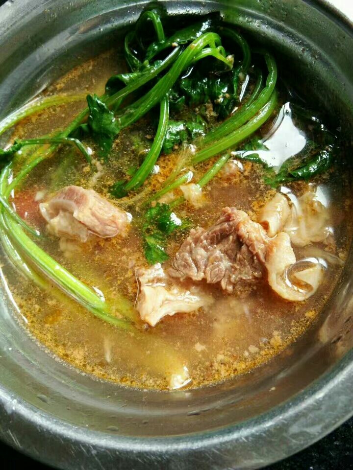 秘密番茄牛肉,把炖好的牛肉和汤倒入锅内,放入香菜,打结的鲜葱,香菜3分熟,出锅。