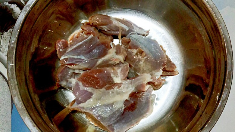 营养丰富的孜然羊肉,做法儿超简单哦!,用清水冲洗干净,沥干水备用