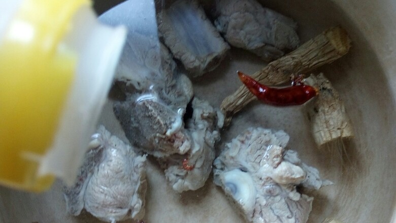 文师傅炒排骨,砂锅中加水烧温水后,再才加入排骨。放点干辣椒、老姜、料酒、花椒等。
