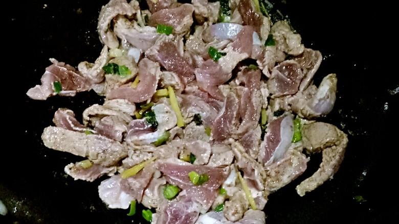 营养丰富的孜然羊肉,做法儿超简单哦!,把腌制好的羊腿肉条倒入,炒至变色