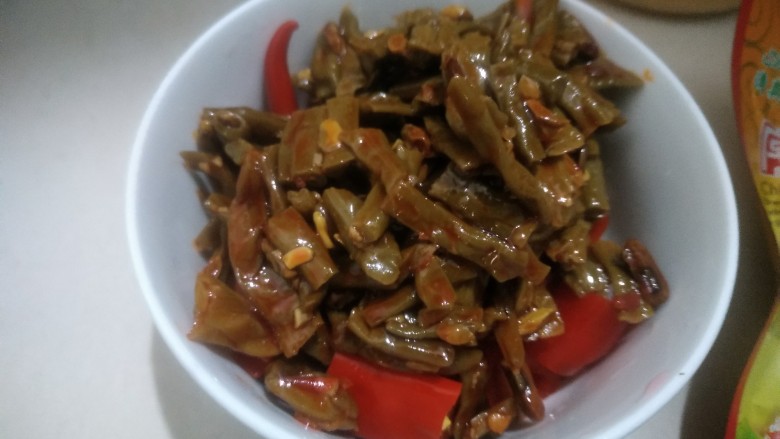 家庭版孜然烤鱼,酸豆角和泡椒。材料准备好了,差不多鱼也腌好了。鱼可以多腌制一段时间。