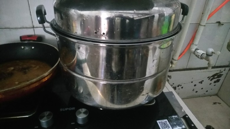 家庭版孜然烤鱼,鱼用托盘装好,进蒸锅,大火烧开蒸十分钟左右。