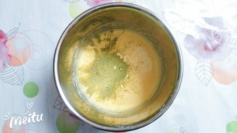 水果抹茶戚风蛋糕,抹茶粉加入搅拌好的蛋黄糊里!搅拌均匀!