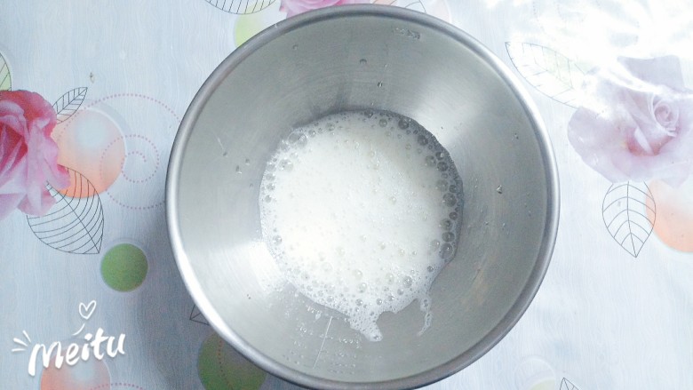 水果抹茶戚风蛋糕,蛋清用电动搅拌器搅至起大泡,加入剩下的三分之一的白糖!