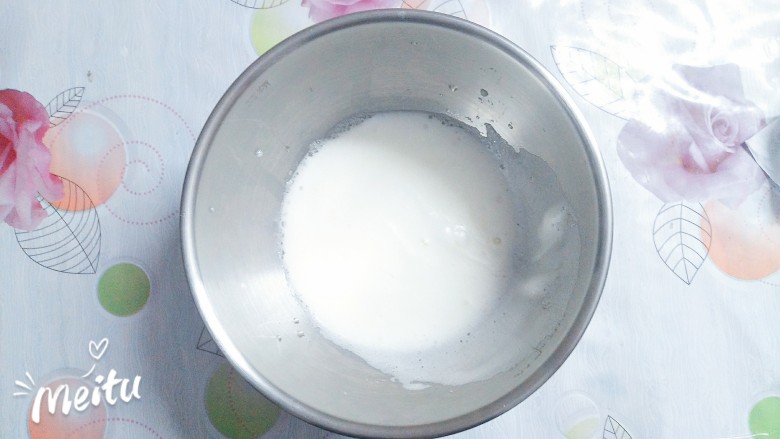 水果抹茶戚风蛋糕,等蛋清打至泡沫细腻,加入剩下的糖的二分之一,挤入几滴<a style='color:red;display:inline-block;' href='/shicai/ 919'>柠檬汁</a>,继续搅打!