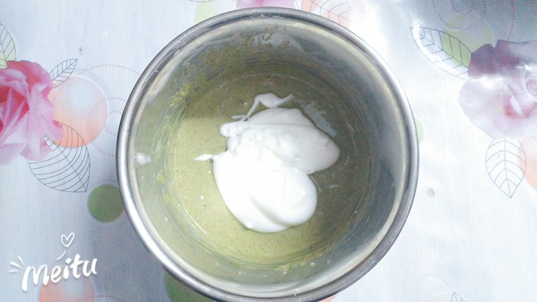 水果抹茶戚风蛋糕,蛋白霜分三次加入搅好的抹茶蛋液里,用硅胶刮刀划十字型,上下翻拌均匀!切不可画圈圈搅拌,以免消泡!