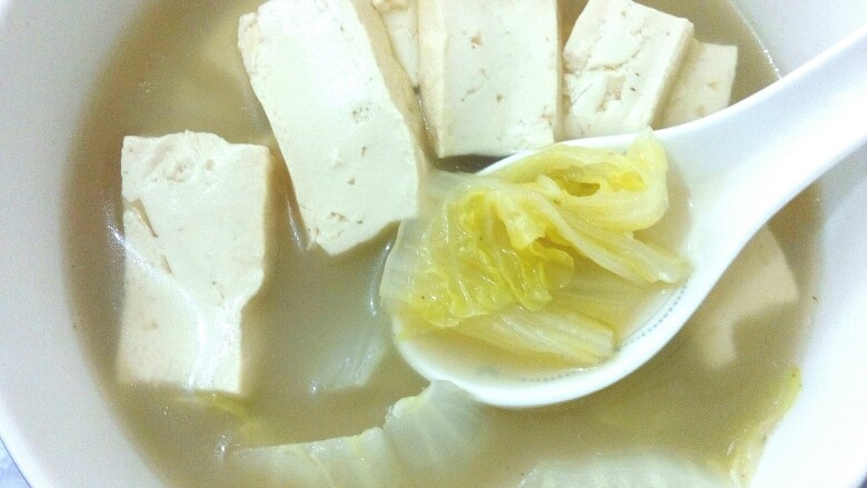 文师傅炒排骨,装碗,放点葱花,上桌,食用了。