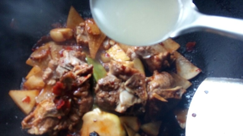 文师傅炒排骨,加点刚才煲排骨汤,焖一会,更入味。