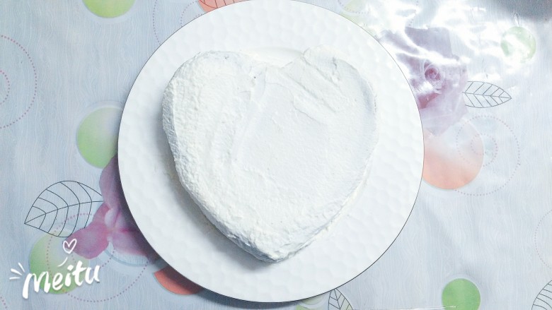 水果抹茶戚风蛋糕,我家里只剩一瓶200ml的淡奶油,实际用来抹面,还要裱花,是不够的,我就将就用了,你们做的话,最好增加到250ml的量!可以多点奶油,用在抹面上,会更均匀好看!