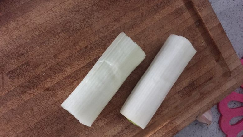 炸酱面,葱切段,2段就可以我不喜欢吃葱🉐下部分~
