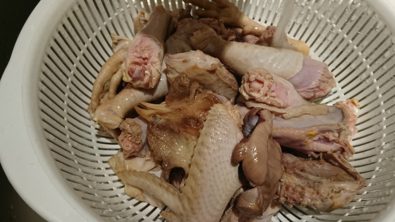 何首烏紅棗黑豆桂圓淮山雞湯,燙洗過,再仔細洗乾淨!