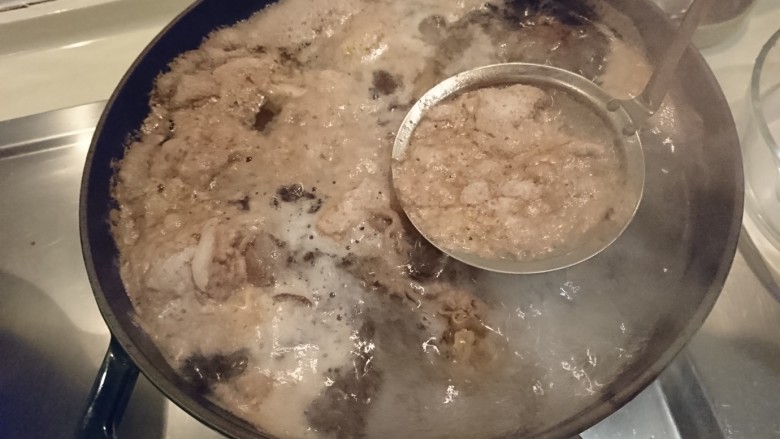 何首烏紅棗黑豆桂圓淮山雞湯,水開了把浮沫撈掉
