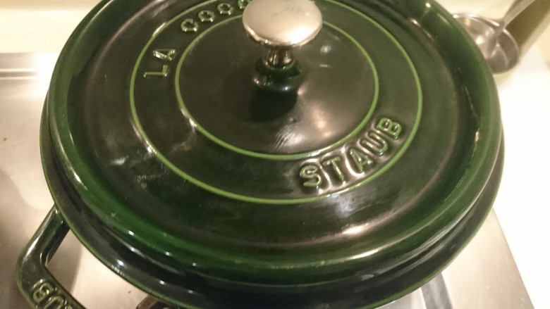 何首烏紅棗黑豆桂圓淮山雞湯,蓋起來!中小火1.5小時!