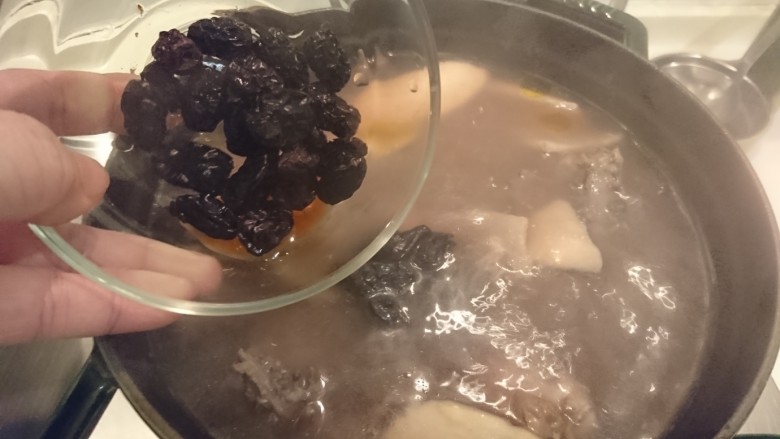 何首烏紅棗黑豆桂圓淮山雞湯,時間到加入桂圓肉再煮開。