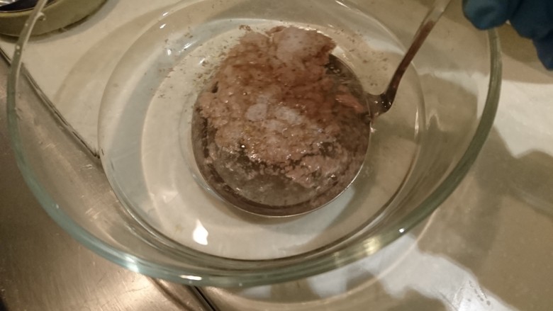 何首烏紅棗黑豆桂圓淮山雞湯,吃過火鍋就知道,準備一盆冷水,直接把撈網浸下去,浮沫就留在冷水裡了。
