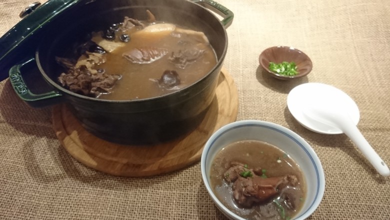何首烏紅棗黑豆桂圓淮山雞湯,快來補一下!