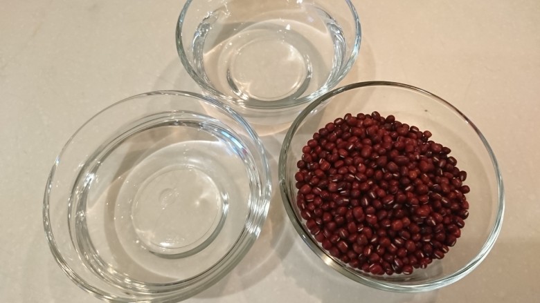 日式紅豆年糕湯,一開始只需要水跟紅豆。