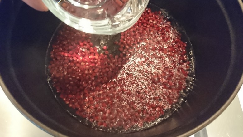 日式紅豆年糕湯,第一次加水!淹過紅豆就可!開火煮開。