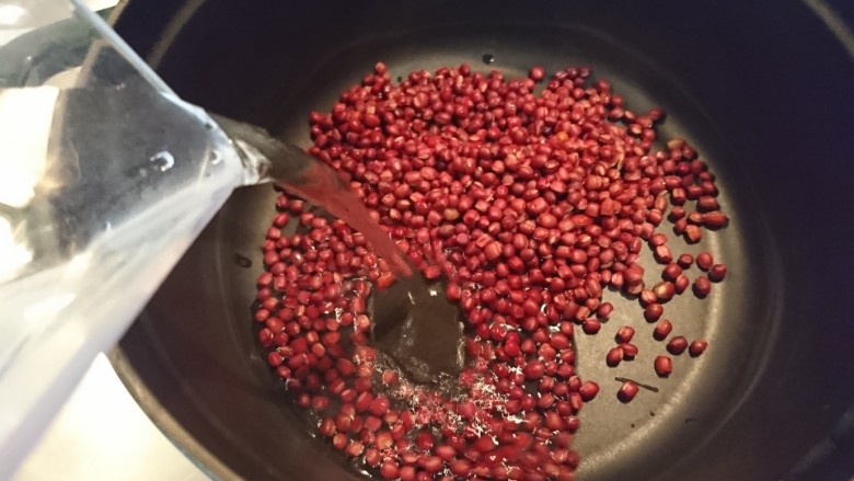 日式紅豆年糕湯,第二次加水,這次加多些,比第一次多一倍。
