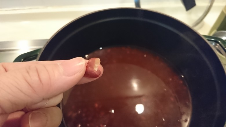 日式紅豆年糕湯,紅豆保持顆粒狀,手指一捏可破的程度就可以了。