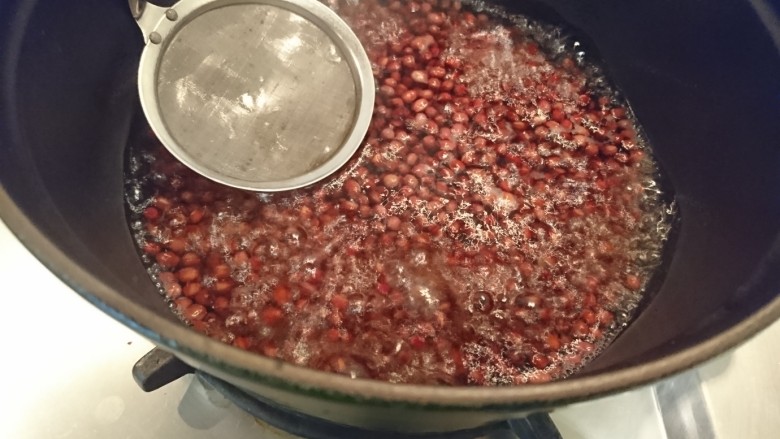 日式紅豆年糕湯,煮開,水面的浮沫用濾網撈掉。