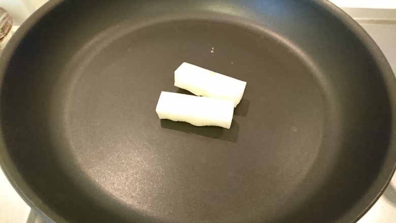 日式紅豆年糕湯,對半切開,放平底鍋中火烘煎。煎到微微膨起,稍稍上色即可。