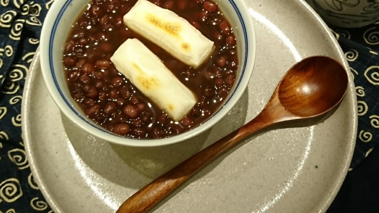 日式紅豆年糕湯,盛上一碗紅豆湯,放入年糕!完成!