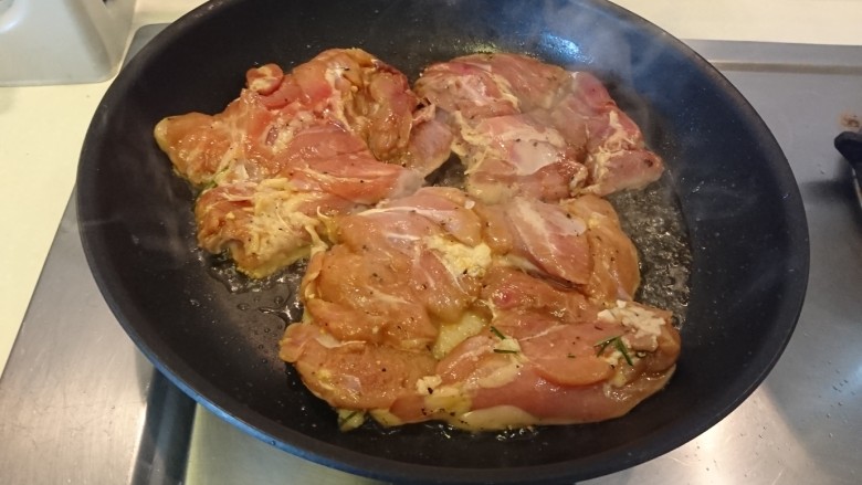 迷迭香烤雞腿,放好後,轉中火加熱,表皮煎至金黃就可準備進烤箱了!