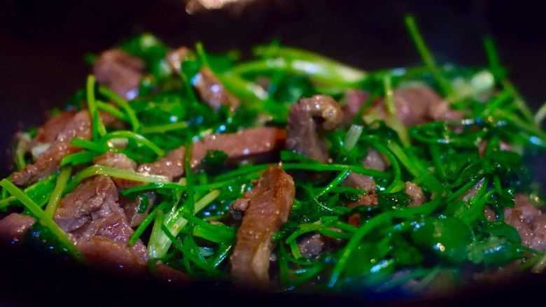 超快手香菜炒牛肉,香菜瘪掉就可以关火了。起锅前尝一尝味道,适当增加调味料。