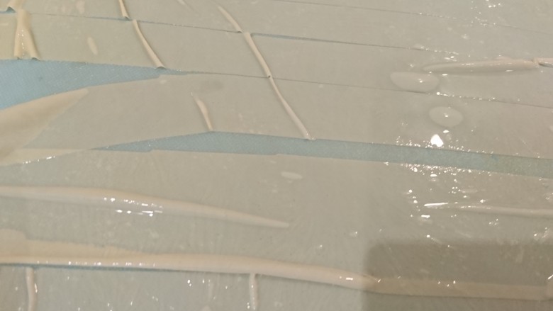 豆皮韭菜,豆腐衣平鋪,切2cm寬15cm長的一段段。