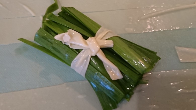 豆皮韭菜,扎起來,這可是很需要手眼協調的耐心活,提醒是--屏住呼吸!哈哈!