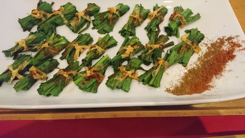 豆皮韭菜,用筷子輕輕的夾起一份份的韭菜豆皮,排進盤裡,完成!