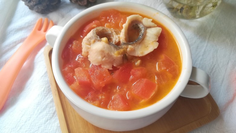 番茄生鱼片汤,出锅即可食用,不用任何调味。汤汁浓郁,香香的,酸酸甜甜的