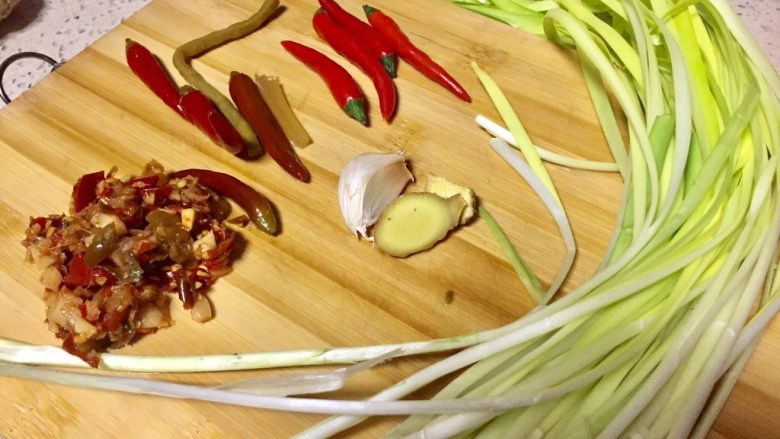 爆炒腰花,浸泡腰花的时,'准备配料