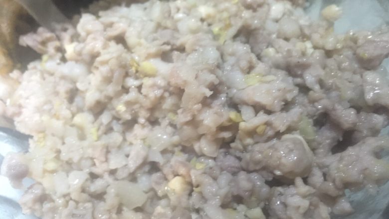 红三剁,炒至肉末开始出油了就好了,铲起肉末并将多余的油滤回锅中